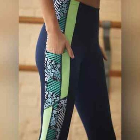 New FP Movement Run Remix Leggings /
Daisy Check Combo
Retail $98
NWOT - Picture 3 of 12